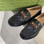 Giày lười Gucci logo dập chìm tag xích ngang màu đen