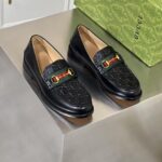 Giày lười Gucci logo dập chìm tag xích ngang màu đen