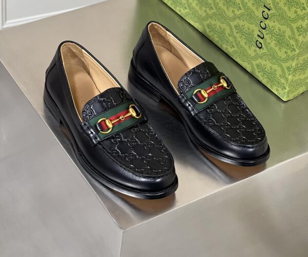 Giày lười Gucci logo dập chìm tag xích ngang màu đen