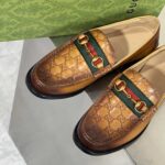 Giày lười Gucci màu da bò hoạ tiết logo dập chìm