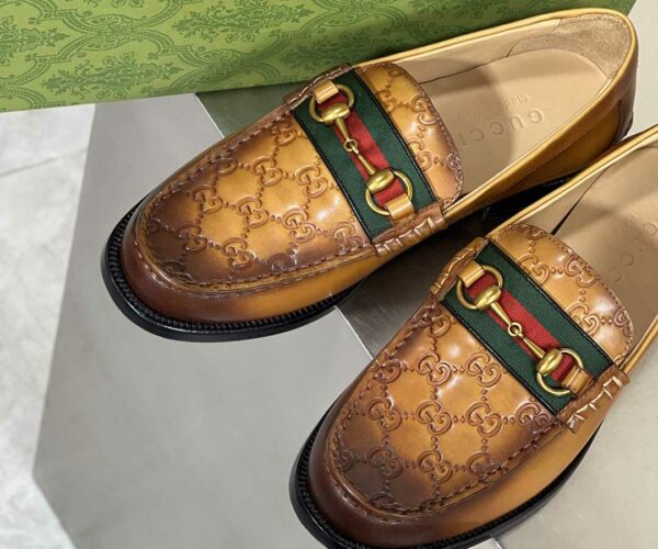 Giày lười Gucci màu da bò hoạ tiết logo dập chìm