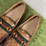 Giày lười Gucci màu da bò hoạ tiết logo dập chìm