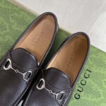 Giày lười Gucci màu nâu logo tag ngang