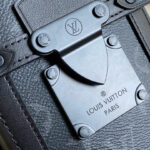 Túi đeo LV Vertical Trunk Wearable Wallet hoa Monogram Like Auth