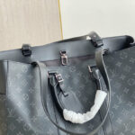 Túi xách nam Louis Vuitton Monogram hoa đen Like Auth