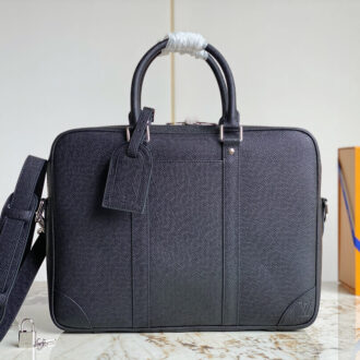 Túi xách nam LV da taiga logo chìm màu đen Like Auth