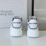 Giay Alexander Mcqueen gót trắng viền đen Like Auth