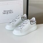 Giay Alexander Mcqueen gót trắng viền đen Like Auth