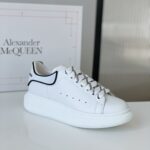 Giay Alexander Mcqueen gót trắng viền đen Like Auth