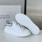 Giay Alexander Mcqueen gót trắng viền đen Like Auth