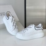 Giay Alexander Mcqueen gót trắng viền đen Like Auth