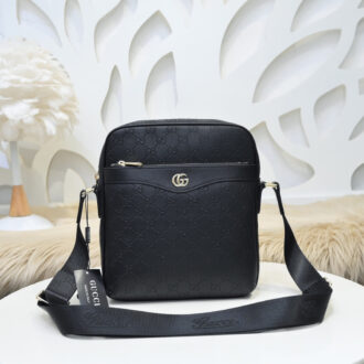 Túi đeo chéo nam Gucci siêu cấp màu đen tag chéo logo vàng