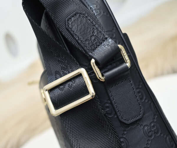 Túi đeo chéo nam Gucci siêu cấp màu đen tag chéo logo vàng