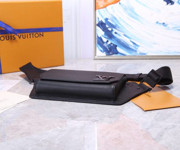 Túi đeo chéo Louis Vuitton Logo nổi màu đen siêu cấp