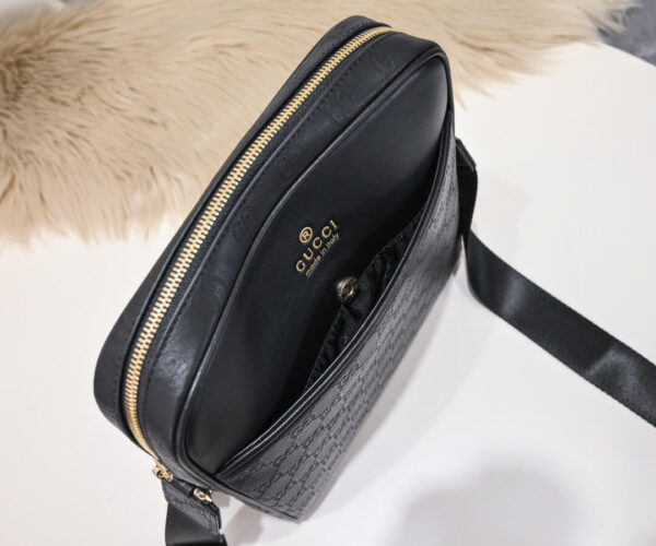Túi đeo chéo nam Gucci siêu cấp màu đen logo dập chìm