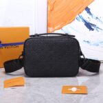 Túi đeo LV Louis Vuitton S Lock Messenger hoa đen siêu cấp