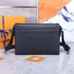 Túi đeo LV New Flap Messenger da taiga màu đen siêu cấp