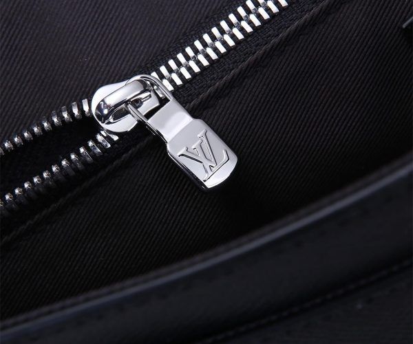 Túi đeo LV New Flap Messenger da taiga màu đen siêu cấp