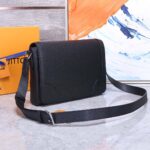 Túi đeo LV New Flap Messenger da taiga màu đen siêu cấp