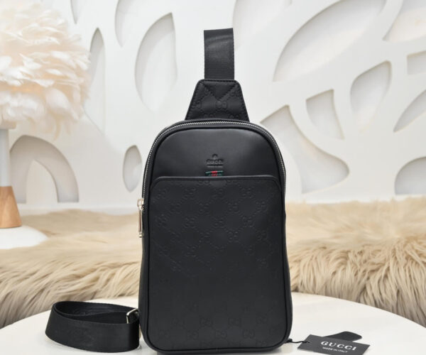 Túi đeo ngực Gucci siêu cấp màu đen hoạ tiết Logo chìm