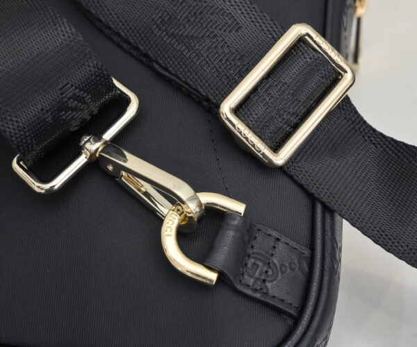 Túi đeo ngực Gucci siêu cấp màu đen hoạ tiết Logo chìm