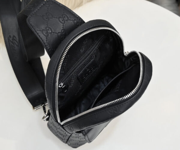 Túi đeo ngực Gucci siêu cấp màu đen hoạ tiết ngăn phụ