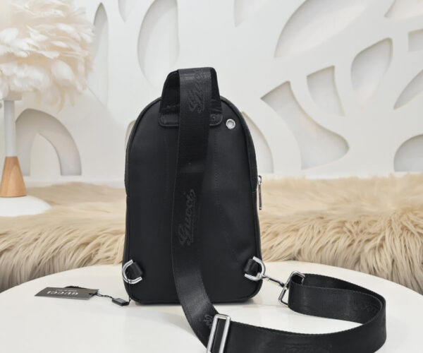 Túi đeo ngực Gucci siêu cấp màu đen hoạ tiết ngăn phụ