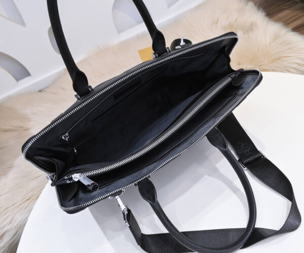 Túi xách Burberry màu đen họa tiết logo góc Like Auth