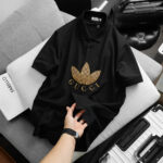 Áo Polo Gucci x Adidas màu đen họa tiết hoa vàng Like Auth