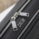 Túi đeo chéo Dior siêu cấp da nhăn màu đen hoạ tiết logo in chữTúi đeo chéo Dior siêu cấp da nhăn màu đen hoạ tiết logo in chữ