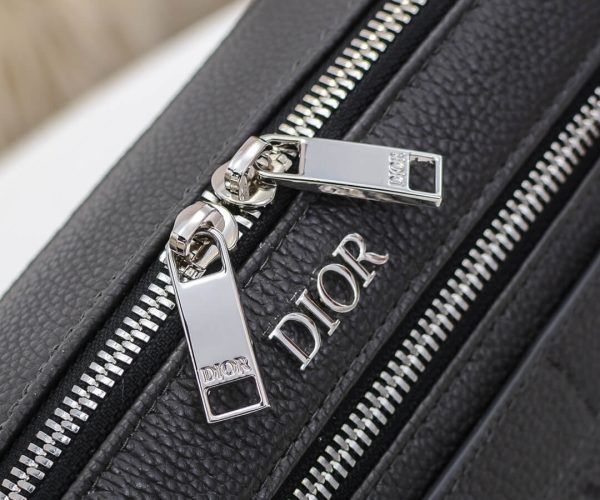 Túi đeo chéo Dior siêu cấp da nhăn màu đen hoạ tiết logo in chữTúi đeo chéo Dior siêu cấp da nhăn màu đen hoạ tiết logo in chữ