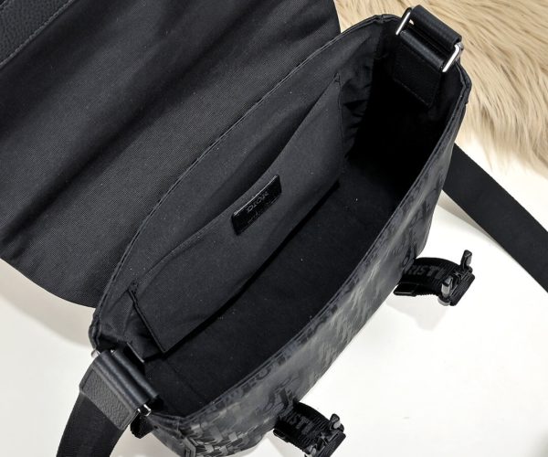 Túi đeo Dior siêu cấp khoá gài nắp phối da nhăn màu đen