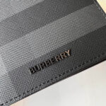 Ví Burberry màu xám hoạ tiết logo chữ nổi Like Auth