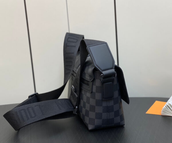 Túi đeo chéo Louis Vuitton nam họa tiết caro khóa đen Like Auth