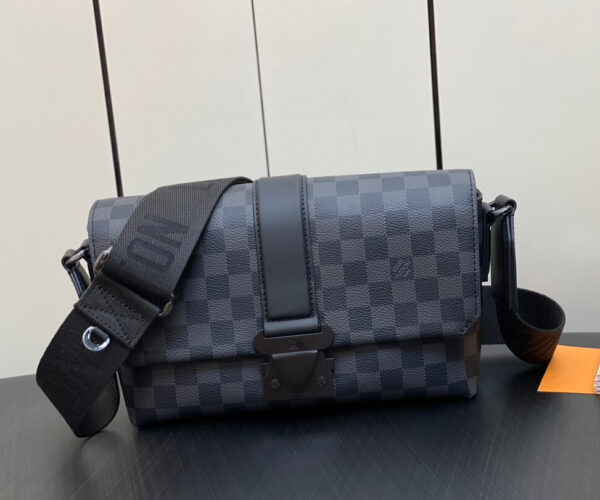 Túi đeo chéo Louis Vuitton nam họa tiết caro khóa đen Like Auth