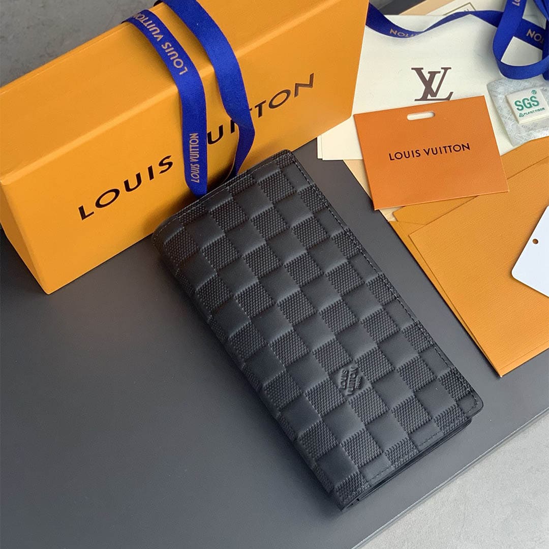 Ví gập Louis Vuitton Brazza caro dập chìm màu đen tinh xảo