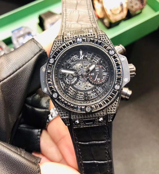 Đồng hồ Hublot nam mặt tròn viền đá