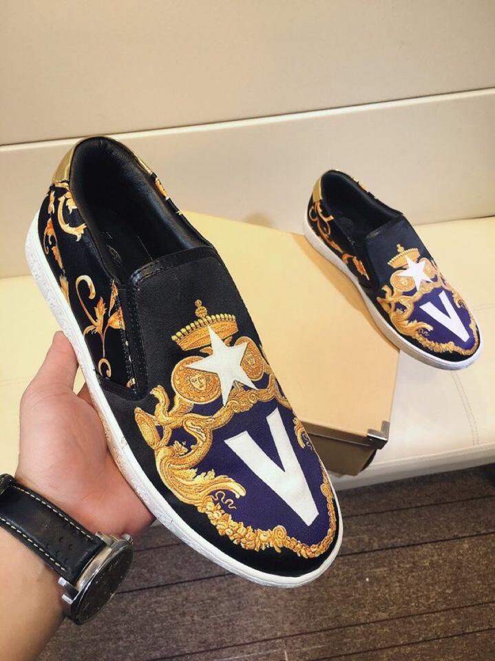 Giày lười Versace họa tiết vương miện độc đáo