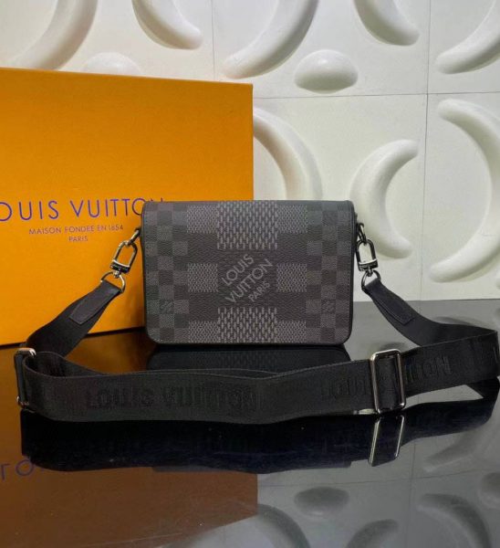 Túi đeo chéo Louis Vuitton hoạ tiết caro ấn tượng