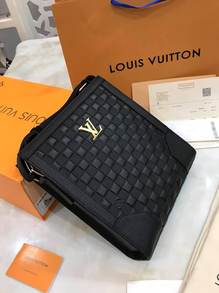 Túi đeo chéo nam Louis Vuitton da sần logo LV sang trọng