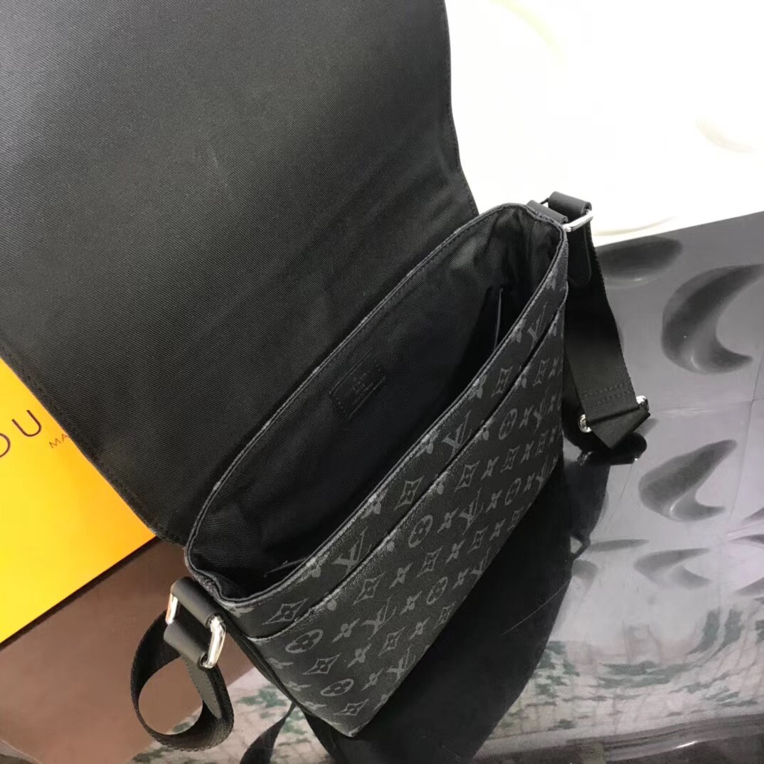 Túi đeo chéo Louis Vuitton hoạ tiết hoa đen ngăn chứa rộng rãi