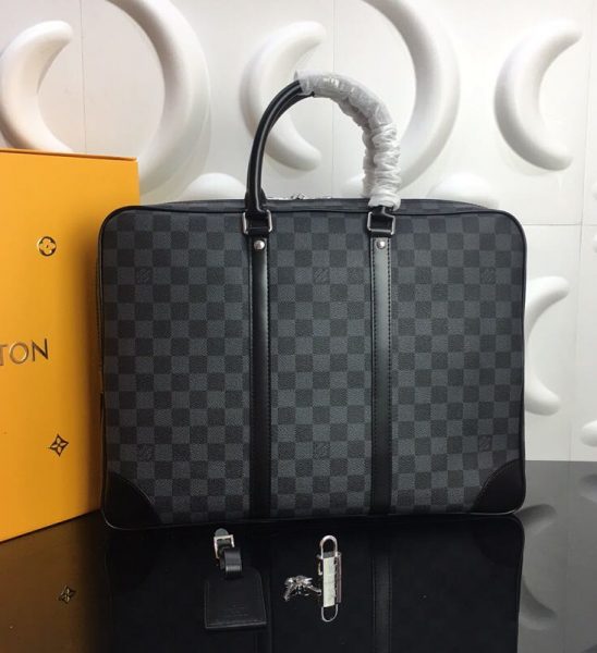 Tui xach nam Louis Vuitton hoa tiet caro vien ke den